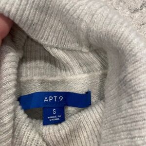Apartment Nine Women’s Sweater—Small